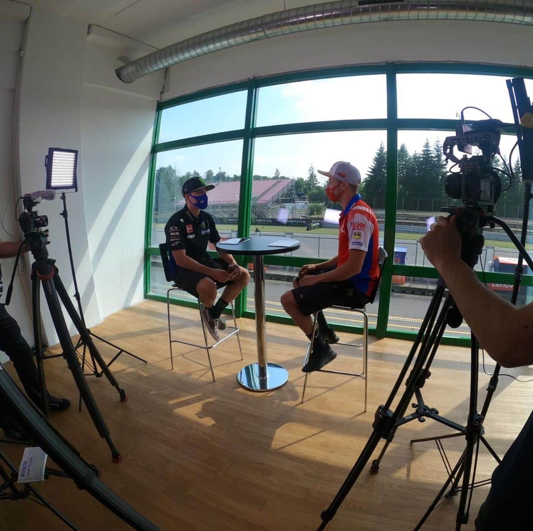 YamahaMotoGPさんのインスタグラム写真 - (YamahaMotoGPInstagram)「@maverick12official joins his friend @jackmilleraus for @motogp's 'Pass the Mic' 🎥   #MonsterYamaha  #MotoGP  #CzechGP」8月7日 0時39分 - yamahamotogp