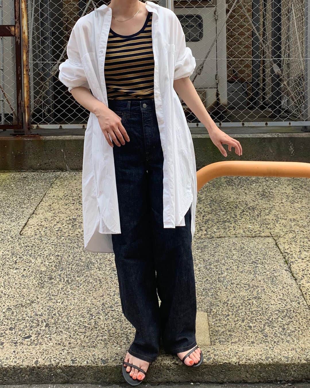のインスタグラム：「﻿ 　﻿ 最近どたばたしてて﻿ 写真とれてない〜🥺﻿ ﻿ これは先日撮ってアップしてなかったやつ〜﻿ タンクはGUでデニムはUNIQLO﻿ プチプラだね👌👌﻿ ﻿ #ファッション#コーデ#コーディネート#fashion #coordinate #code #オシャレ #ootd #outfit #wear」