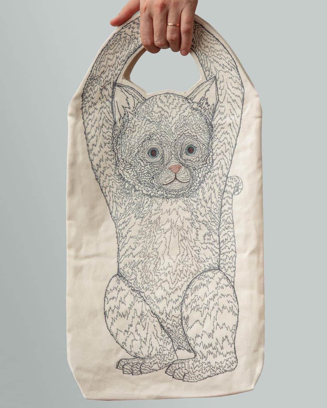 コーラル アンド タスクさんのインスタグラム写真 - (コーラル アンド タスクInstagram)「Have you seen our Hang in There Cat tote bag yet? 😻 It's the purrrrfect pick-me-up! Embroidered on canvas, the tote features a life-size kitten with its arms raised up to form a handle. It may be one of our most playful designs to date! 🧶🐈 #coralandtusk #coralandtuskpets」8月7日 6時11分 - coralandtusk