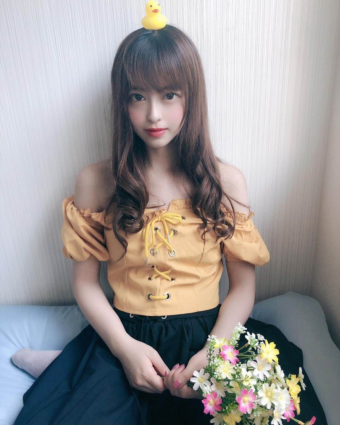 桜もこさんのインスタグラム写真 - (桜もこInstagram)「ひよこ🐥  #🐤　#黄色　# 花　#💐　#撮影　#ドキドキ　#巻き髪　#ゆる巻き　#diet #japanesemodel #japanesegirl #instagram #instagood」8月7日 0時43分 - mokochan319