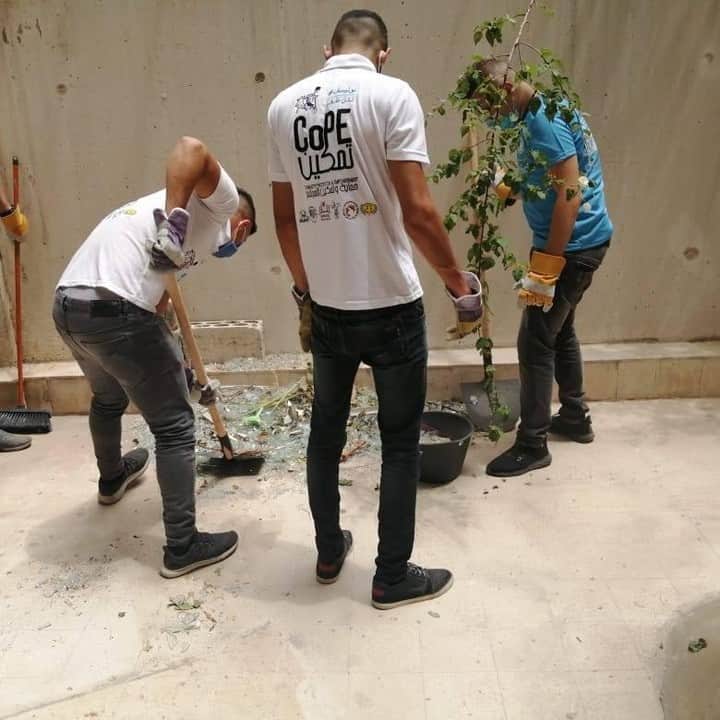unicefさんのインスタグラム写真 - (unicefInstagram)「Young people are mobilizing across Lebanon to support recovery efforts in the aftermath of the #Beirut explosions. Here, 45 @uniceflebanon-supported youth volunteers are helping to clean up the damaged neighbourhood of Mar Mikhael. Help by tapping the link in our bio.」8月7日 0時46分 - unicef
