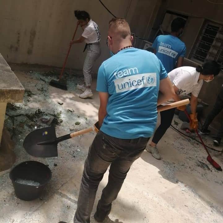 unicefさんのインスタグラム写真 - (unicefInstagram)「Young people are mobilizing across Lebanon to support recovery efforts in the aftermath of the #Beirut explosions. Here, 45 @uniceflebanon-supported youth volunteers are helping to clean up the damaged neighbourhood of Mar Mikhael. Help by tapping the link in our bio.」8月7日 0時46分 - unicef