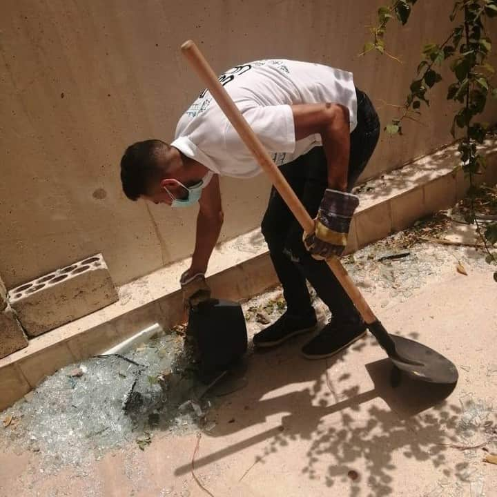 unicefさんのインスタグラム写真 - (unicefInstagram)「Young people are mobilizing across Lebanon to support recovery efforts in the aftermath of the #Beirut explosions. Here, 45 @uniceflebanon-supported youth volunteers are helping to clean up the damaged neighbourhood of Mar Mikhael. Help by tapping the link in our bio.」8月7日 0時46分 - unicef