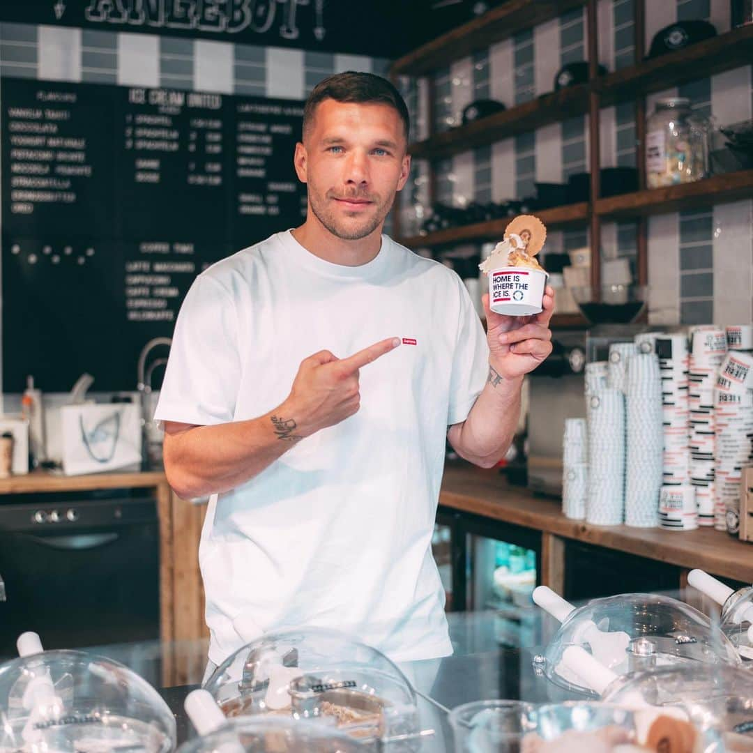 ルーカス・ポドルスキさんのインスタグラム写真 - (ルーカス・ポドルスキInstagram)「But first @icecreamunited ☀️🍦 #inicewetrust #poldi #summer」8月7日 0時49分 - lukaspodolski