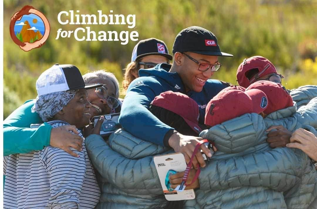 アレックス・オノルドのインスタグラム：「Hello everyone! This is @kailightner with an Instagram takeover! In honor of the launch of my  non-profit organization @climbing4change, Alex has allowed me to use his platform to talk about this initiative and the importance of diversity work in the outdoor industry. Here's a little about myself:     I grew up in a predominantly minority community in NC. My introduction to the outdoors came by a stroke of luck, when a lady watched me climb a flagpole at 6 years old and urged my mom to get me into rock climbing. This by-chance encounter exposed me to a new world completely foreign to my community, which developed my deep passion for competitive climbing and the great outdoors. My connection with nature has taught me many lessons about myself and the world around me, including how to be mentally and spiritually grounded during hard times like these.   Although many of us can recount life changing experiences with nature, this is a privilege many in our society don’t have access to. Mental, socioeconomic, and systemic barriers exist that marginalize people of color and contribute to our large diversity gap; minorities only represent 5% of outdoor recreators despite representing 40% of the U.S population. This gap can be attributed to high prices associated with outdoor adventure programs and gym memberships, along with a history of oppression and discrimination that has stigmatized these spaces.     These experiences inspired me to start a non-profit, @climbing4change, under the belief that exposure to the outdoors shouldn’t happen by luck. Our mission is to connect underserved communities with individuals and organizations seeking to increase minority participation in rock climbing and the outdoor industry. We plan to fulfill this by funding diversity, equity and inclusion initiatives and providing funding and services to community leaders and climbing gym programs across our industry. This journey will require significant amounts of time, focus and funds, which is why we encourage people to donate and share our initiative. No contribution is too small, and the more we share our initiative, the more people we can reach who are willing to donate and work with us!」