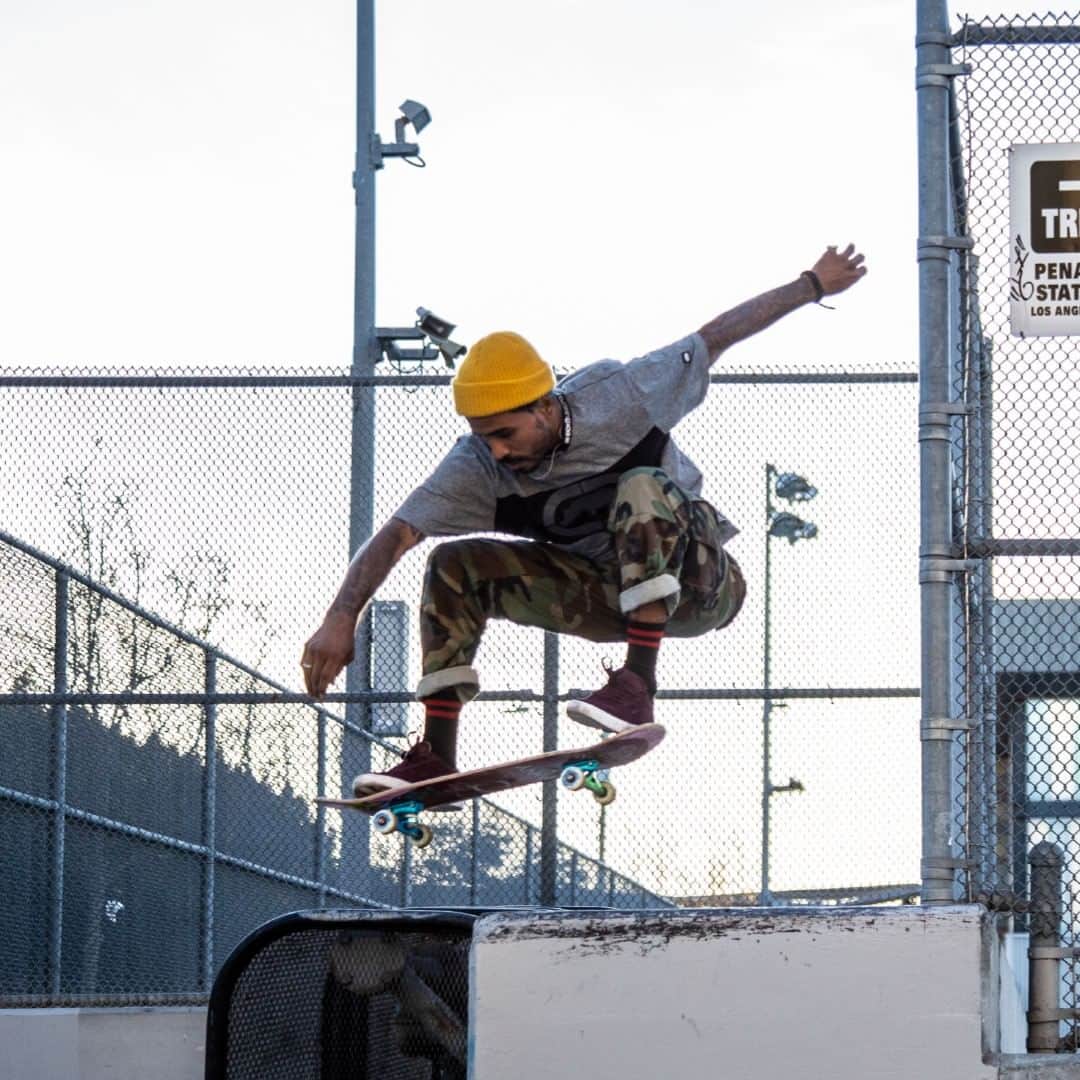 エコーレッドのインスタグラム：「Flying through the air @mannysantiago」