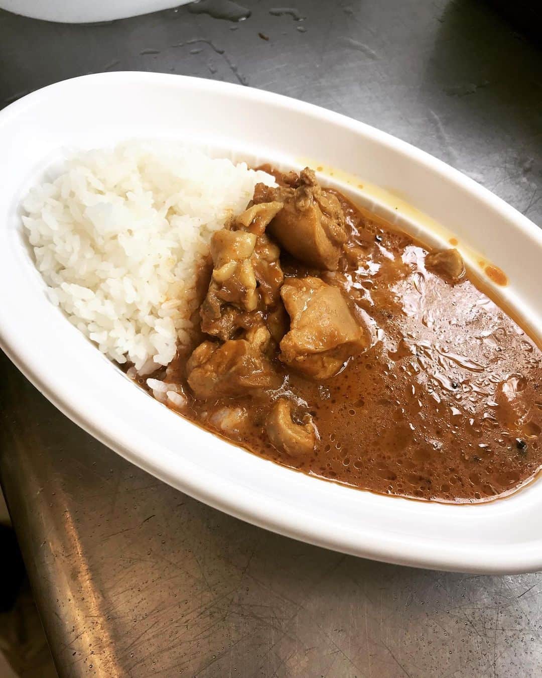 桜井誠のインスタグラム：「アメトーク夏フェス行きたい芸人の中で 、サバンナ高橋さんから、桜井食堂の特製スパイスチキンカレーをご紹介頂きました！ 今年はコロナの影響で、フェス現場でご提供出来ませんが、「おうちで桜井食堂」というサイトで、通信販売させて頂いてます！ 是非ご賞味ください！ #桜井食堂　#カレー　#おうちで桜井食堂」