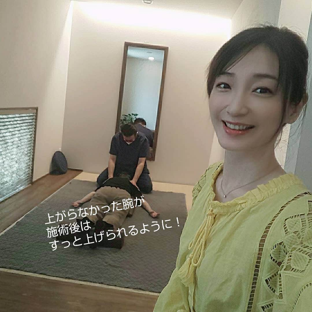 藤原宏美（ひろみん）さんのインスタグラム写真 - (藤原宏美（ひろみん）Instagram)「ファミリーでお世話になっている 【鍼灸整体サロンHONEST】♥️  「神業！」と言うと 「人の手です！」と、 いつも怒られるけど🤣  本当にすごい先生に出会ってしまったと思っています✨  最近の私は、気になる眉間のシワを 集中的にケアしてもらったり、  母は痛くてまっすぐ上がらなかった腕が 施術後は、すっと上がるように！！  やっぱり神業だと思うわけですが、 自然治癒力を引き出すお手伝いを してもらっているわけですね😊  いつもありがとうございます♥️  @shinkyu.seitai.salon.honest  #honest #オネスト #整体 #鍼灸 #美容鍼 #鍼治療  #鍼 #頭蓋骨調整 #鍼灸整体サロン #奈良整体 #あやめ池整体 #健康 #美容 #美 #beauty  #藤原宏美」8月7日 1時05分 - hiromint7