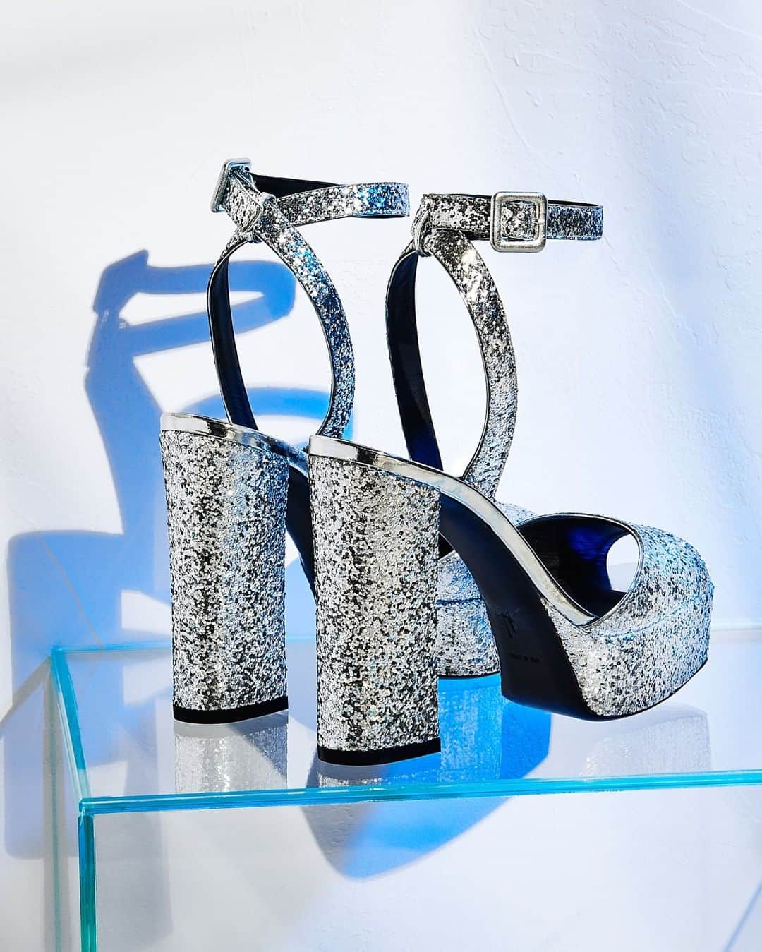 Giuseppe Zanotti Designさんのインスタグラム写真 - (Giuseppe Zanotti DesignInstagram)「All-day sparkle. Whether you’re basking in the sun, or dancing in the moonlight, the NEW BETTY is ready for whatever you serve up. #GiuseppeZanotti #gzfw20」8月7日 1時00分 - giuseppezanotti