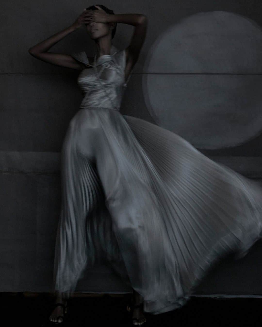 クリスチャンディオールさんのインスタグラム写真 - (クリスチャンディオールInstagram)「"Fabric is the sole vehicle of our dreams", wrote Christian Dior in his memoirs. Cue 'Grace in Motion', a poetic series by @SarahMoon_official for #DiorMagazine No.31 where gleaming materials dance in the shadows, capturing the divine magic of #DiorCouture creations by @MariaGraziaChiuri.」8月7日 1時00分 - dior