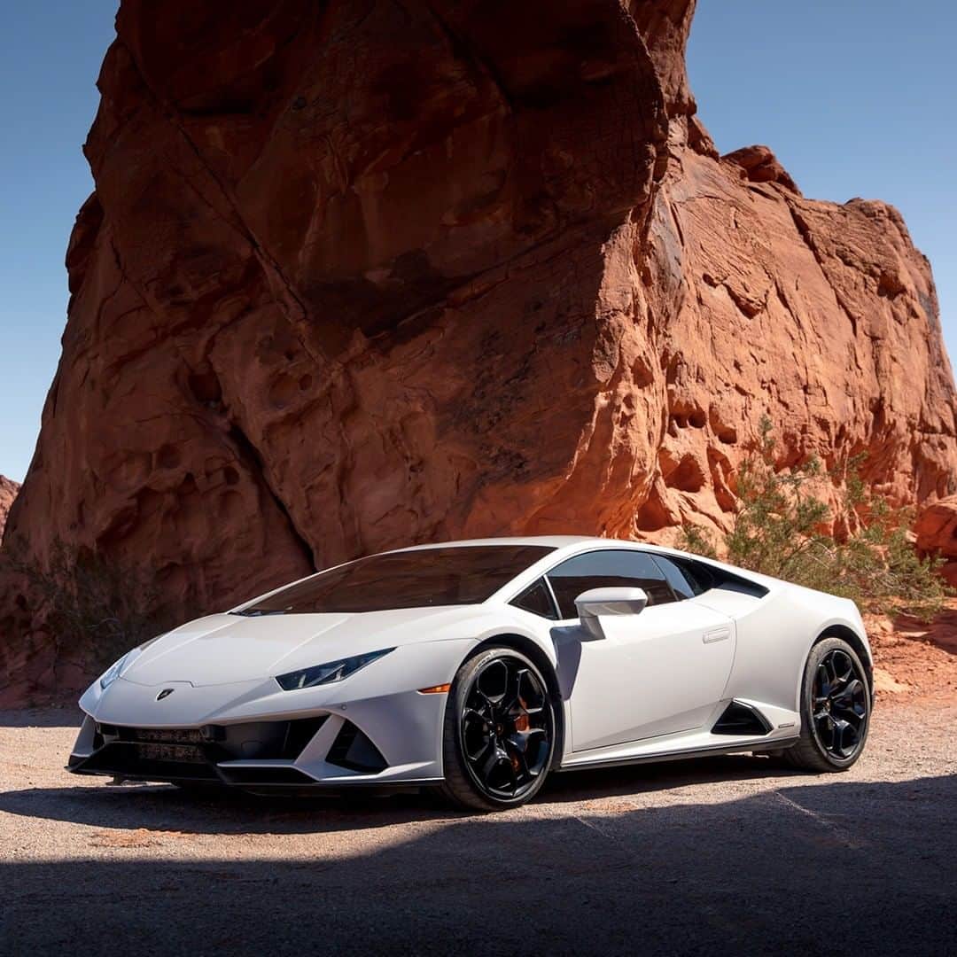 ランボルギーニのインスタグラム：「An amazing sky and the wonderful Huracán EVO captured by @trevorjolinphoto. If you think it’s a dream, well, it’s not.  #Lamborghini #HuracanEVO #EveryDayAmplified」