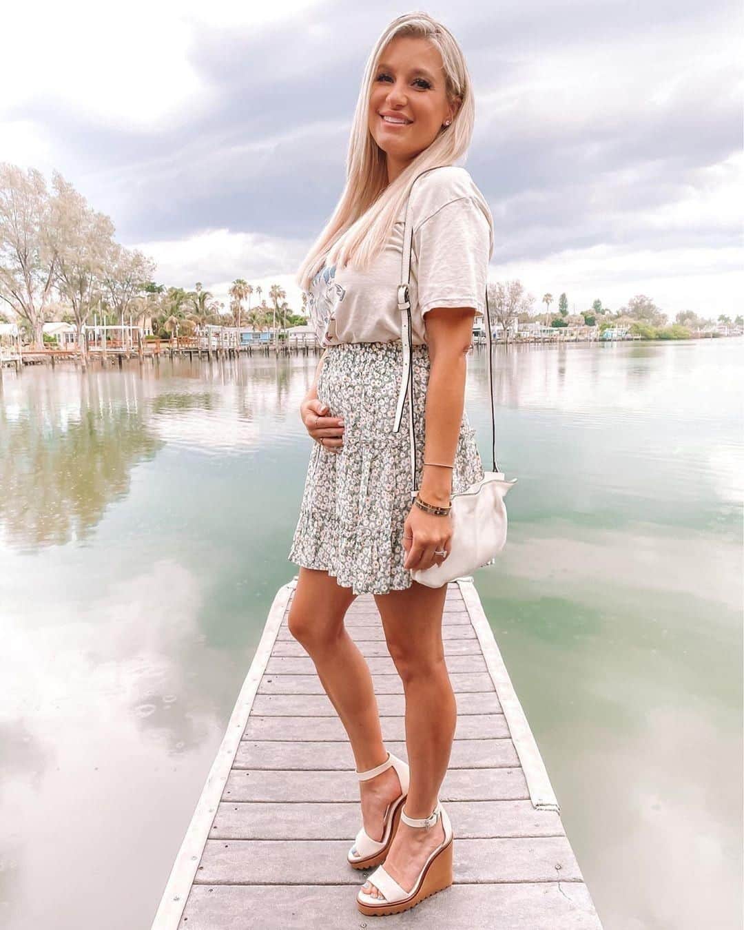 のインスタグラム：「Summer staycation goals! @christianblairvordy in the Gretam wedge. #vincecamuto #summer2020」