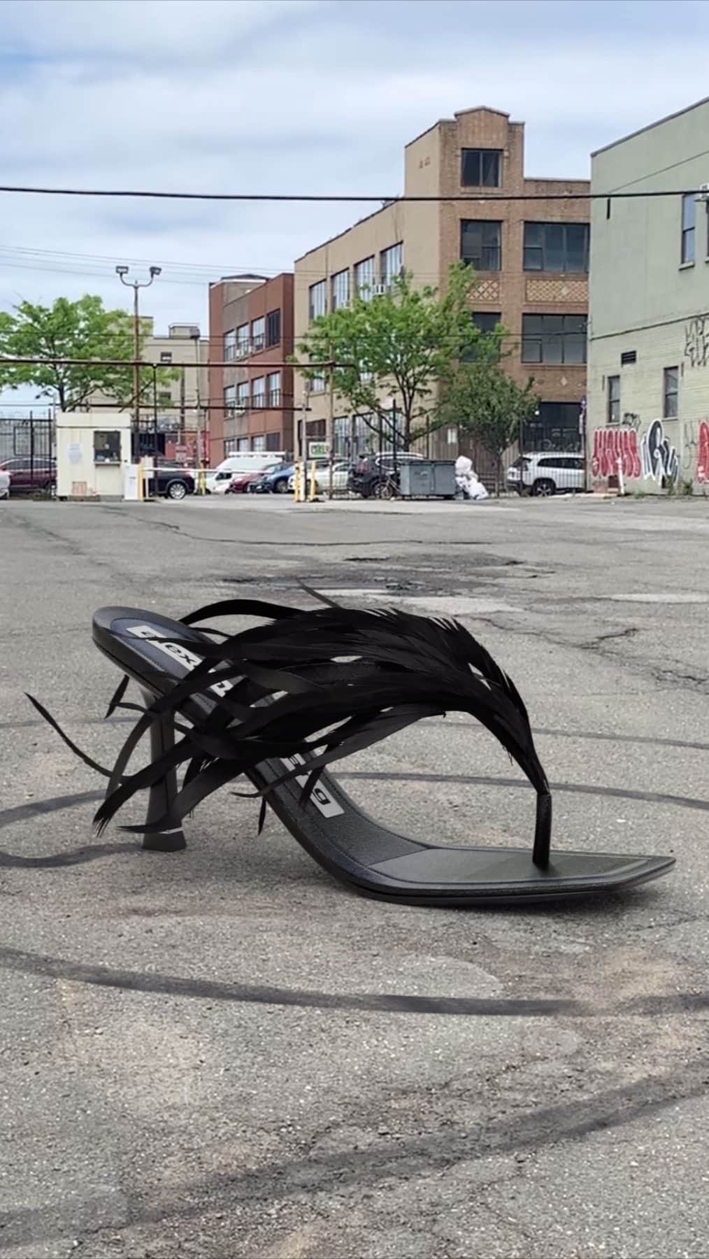 アレキサンダー・ワンのインスタグラム：「New (w)heels.⁣ -⁣  #alexanderwang Ivy Feather Sandal by @sucukundbratwurst @scx.sound.design」