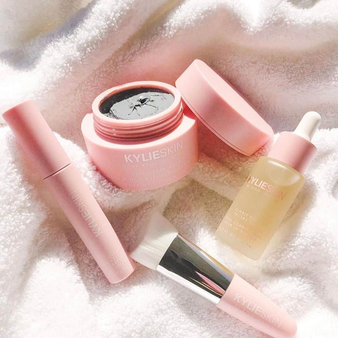 クリス・ジェンナーさんのインスタグラム写真 - (クリス・ジェンナーInstagram)「Kylie just launched her brand new @kylieskin Clarifying Collection at KylieSkin.com!! All of your must haves for a more balanced, renewed complexion! @kylieskin #proudmama #kylieskin 💕 @kyliejenner」8月7日 1時10分 - krisjenner