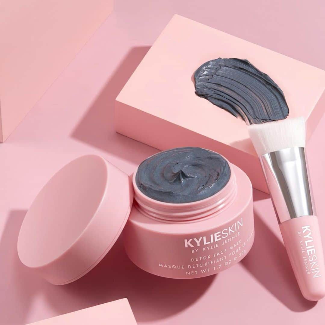 クリス・ジェンナーさんのインスタグラム写真 - (クリス・ジェンナーInstagram)「Kylie just launched her brand new @kylieskin Clarifying Collection at KylieSkin.com!! All of your must haves for a more balanced, renewed complexion! @kylieskin #proudmama #kylieskin 💕 @kyliejenner」8月7日 1時10分 - krisjenner