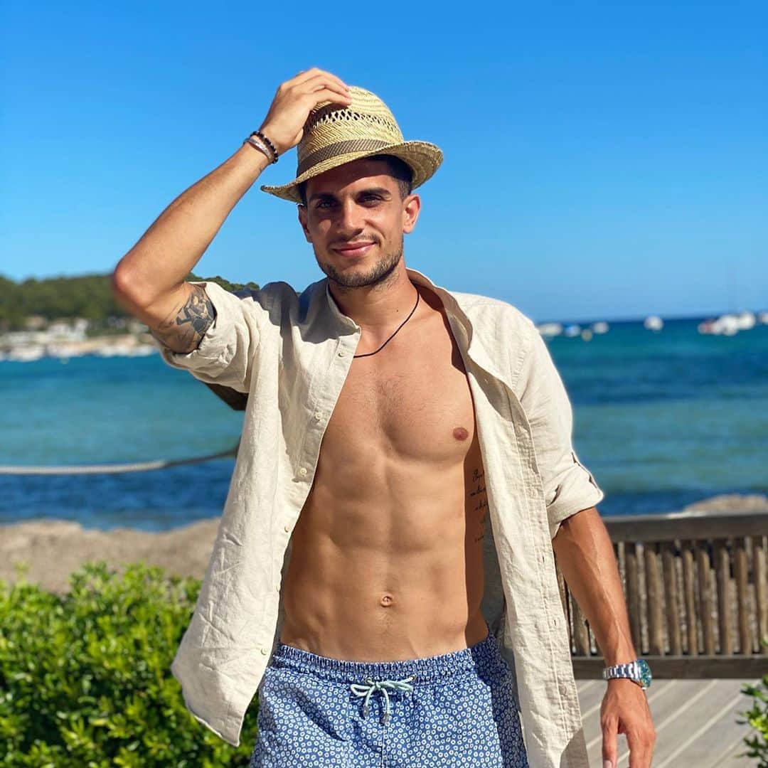 マルク・バルトラのインスタグラム：「Last days of holidays. #FeelingGood 🔋🤠」