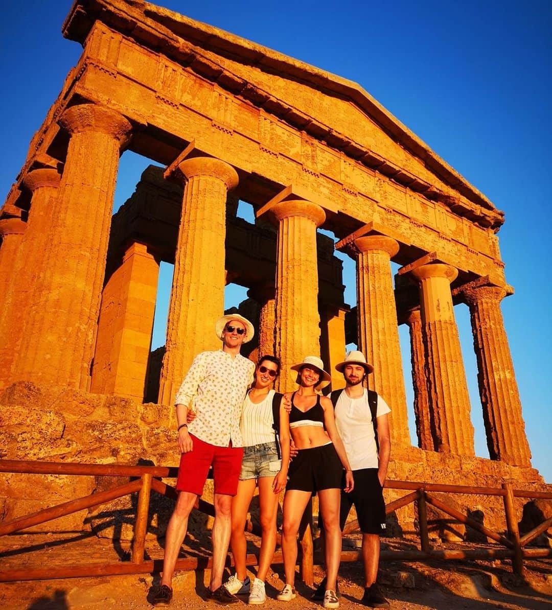 フェデリカ・テスタさんのインスタグラム写真 - (フェデリカ・テスタInstagram)「Tappa 4: Valle dei Templi📍 Golden Hours 🌞 Sembra che la saturazione sia al massimo ma vi assicuro che è senza filtri, @ben.kirsch1 vi potrà dire che modello è il suo telefono con cui è stata scattata la foto🤗 #siciliabedda」8月7日 1時16分 - _fedetesta_