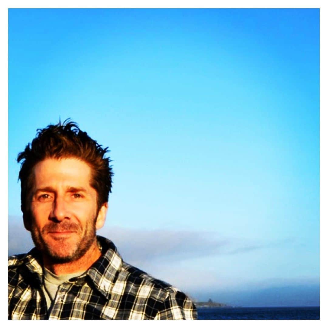 ジーン・トリプルホーンのインスタグラム：「Blue skies and birthday love for my @lelandorser today!」