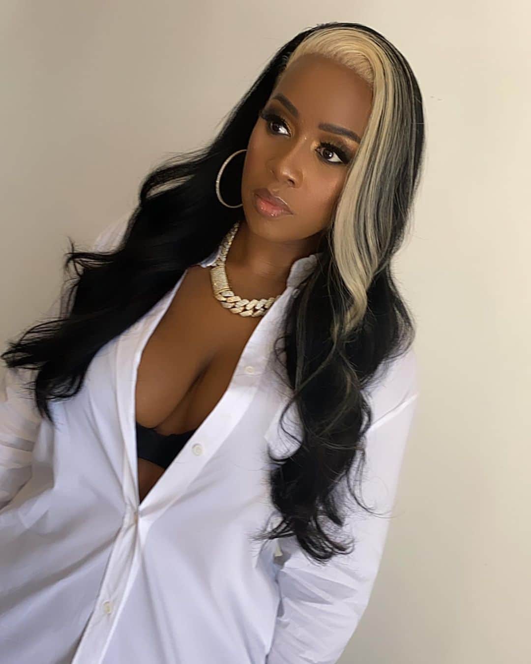 レミー・マーのインスタグラム：「Haven’t got my hair & makeup done since March; I missed my @AndreCavasier and @YeikaGlow_  sooooo much🥰  Time to get back to work! #Overdo #RemyMa」