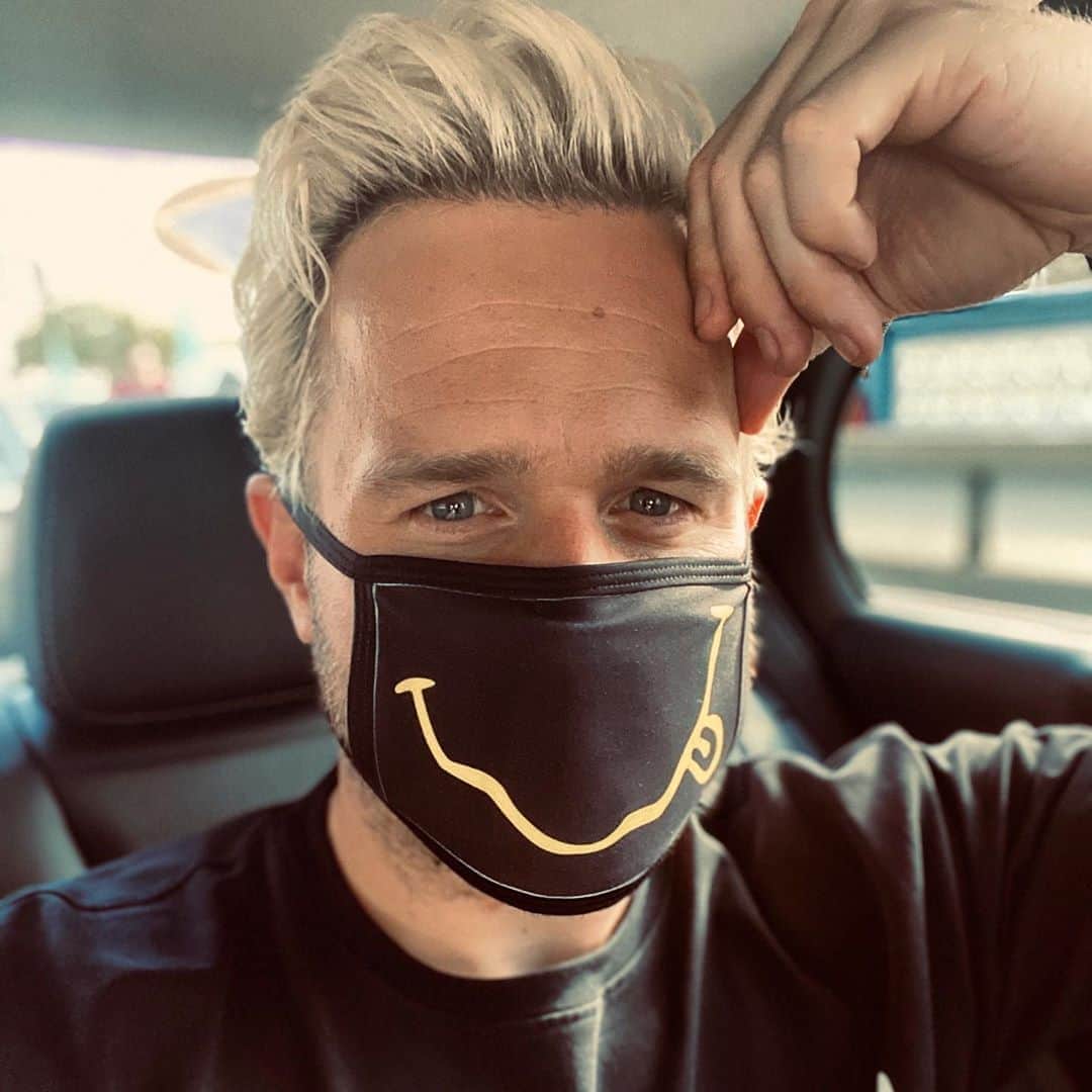 オリー・マーズのインスタグラム：「Always smiling even with a mask on 🤪👌🏻😷」