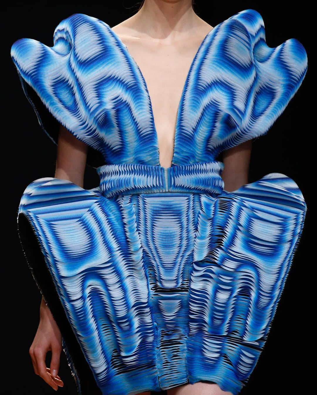 Iris Van Herpeさんのインスタグラム写真 - (Iris Van HerpeInstagram)「‘Craftolution’ Submerge in the intricate details through time, where craftsmanship and innovation intertwine ~  Look 1: Shift Souls Transparent organza is gradient-dyed in sky-blue aqua-patterns that are 3D modelled in CAD software, to then be sliced up and multi-layered into hundreds of fine hand-cut waves, each individually stitched onto a stretch tulle, creating a quivering sculptural silhouette. Look 2: Ludi Naturae A silk changeant organza, mylar and velvet are heat-bonded, lasercut and wire-bonded, creating a voluminous slow motion splash. Look 3: Aeriform A changeant silver lace is lasercut into thousands of thin stretchy lines that are hand-stitched into 3D wave~patterns. Look 4: Mummification Beige toned leather is handcut into fine strings to then be laced into hundreds of metal eyelets, creating an adjustable fit for a transformable corset-dress. Look 5: Shift Souls Vermillion red cloud-printed silk is bonded to mylar and lasercut into the finest lace of thousands of 0.5mm harmonica-waves, creating quivering echos.  #irisvanherpen #couture #detail #archive」8月7日 1時26分 - irisvanherpen