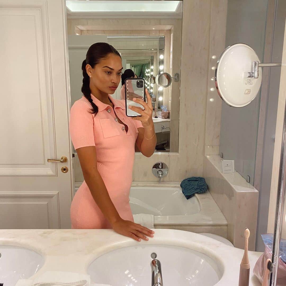 のインスタグラム：「What would  𝐸𝓁𝓁𝑒 𝓌𝑜𝑜𝒹𝓈 do?」