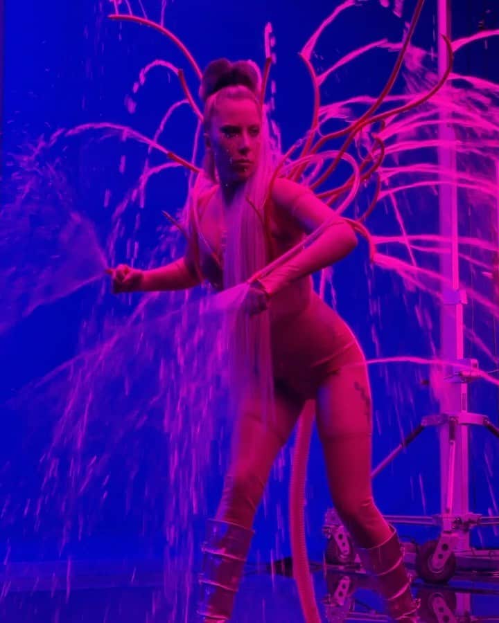 ニコラ・フォルミケッティのインスタグラム：「“Doing it for the gays” ❤️🧡💛💚💙💜GAGAVISION #48 IS OUT @ladygaga @arianagrande /////////// 🎥 @cycysanders」