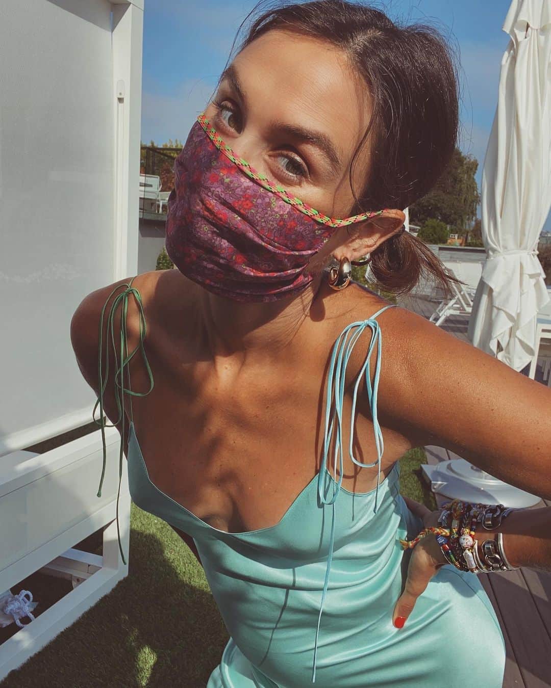 ダニジョーのインスタグラム：「Stay safe, stay cute 😷 Tap to shop our NEW masks 🛒 @danielleasnyder in the floral tie mask (assorted colors), tie-strap slip, #armparty and Winona hoops #dannijoathome #wearamask」