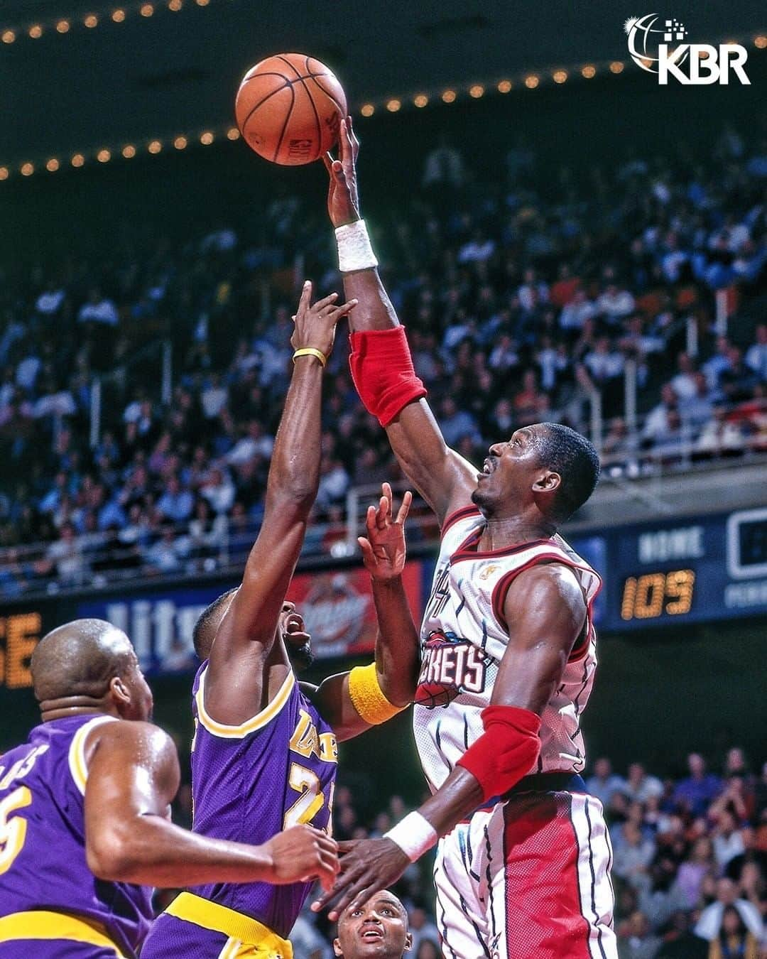 ヒューストン・ロケッツさんのインスタグラム写真 - (ヒューストン・ロケッツInstagram)「The Dream   NBA record for blocked shots (3,830)  #TBT  #ProudHistoryBrightFuture」8月7日 2時01分 - houstonrockets