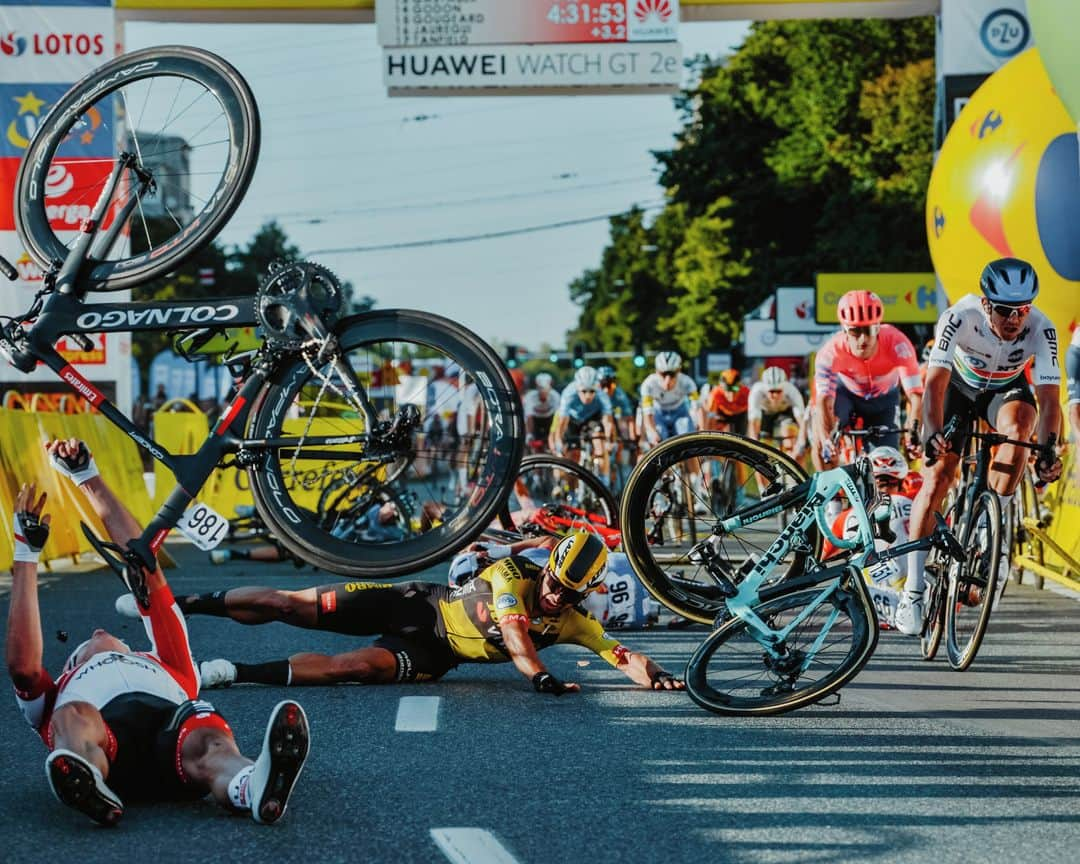 ルモンドさんのインスタグラム写真 - (ルモンドInstagram)「Le coureur cycliste néerlandais Fabio Jakobsen, 23 ans, victime d’une terrible chute, mercredi 5 août, sur la ligne d’arrivée à Katowice de la première étape du Tour de Pologne, a subi une opération de cinq heures à la tête dans la nuit de mercredi et est toujours en soins intensifs, plongé dans un coma artificiel, a indiqué l’hôpital Sainte-Barbe de Sosnowiec (sud), où avait été transporté le coureur.⁣ « Un scanner a été effectué et le cerveau ne semble pas avoir été endommagé… Les principales blessures se situent au niveau du visage. Heureusement, les yeux n’ont pas été touchés. Son état est grave mais stable », a déclaré Pawel Gruenpeter, directeur adjoint de l’hôpital de Sosnowiec aux médias polonais. « Aujourd’hui, nous allons essayer de le sortir du coma », a-t-il ajouté.⁣ Jakobsen a été « tassé » peu avant la ligne d’arrivée par son compatriote Dylan Groenewegen, qui l’a gêné avec son coude, dans un sprint à pleine vitesse en faux plat descendant. Il a été projeté par-dessus les barrières et a heurté de plein fouet un juge de course qui se trouvait à hauteur de la ligne.⁣ Groenewegen, le premier à avoir franchi la ligne, a été disqualifié par le jury des commissaires. Selon les résultats officiels publiés sur le site de la course, Jakobsen a été déclaré vainqueur de cette étape de 198 km après la disqualification de Groenewegen. Marc Sarreau, deuxième, est forfait pour la prochaine étape.⁣ L’Union cycliste internationale (UCI) a condamné « fermement le comportement dangereux » de Groenewegen, qu’elle a jugé « inacceptable », et a déclaré saisir la commission disciplinaire « pour demander des sanctions à la mesure de la gravité des faits ».⁣ -⁣ Le cycliste néerlandais Dylan Groenewegen (au sol en jaune) et d'autres coureurs se heurtent lors de la première étape de la course du Tour de Pologne à Katowice, dans le sud de la Pologne, le 5 août.⁣ Photo : Szymon Gruchalski (@szymon_gruchalski_sports) / AFP (@afpphoto)⁣ -⁣ #sport #cyclisme #velo #accident」8月7日 2時02分 - lemondefr