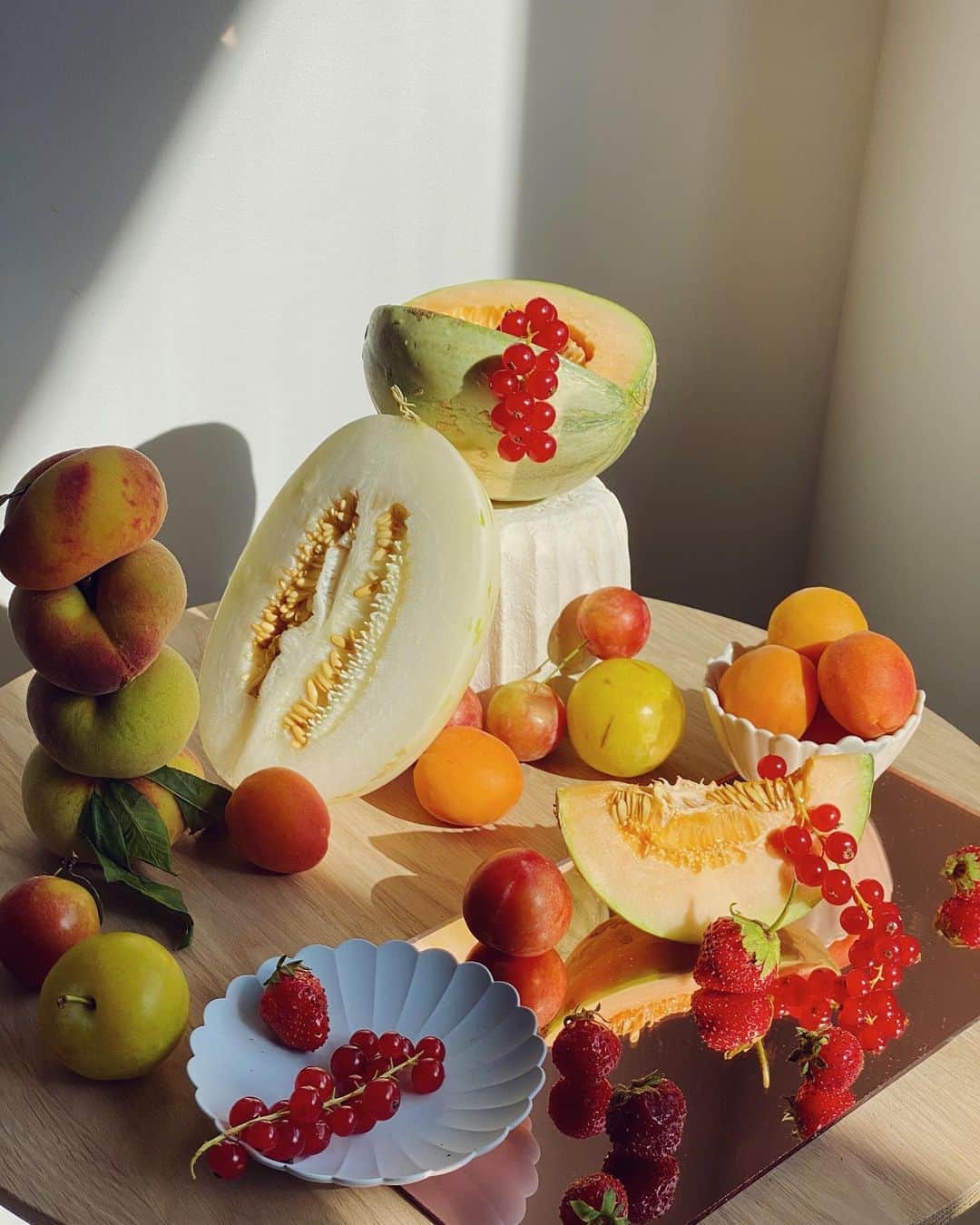 アリス・ガオのインスタグラム：「[ode to summer fruit] — i broke down some of the elements i think about when creating a still life for @design. see my tips on the “reels” tab in their profile! (and the b-roll on my own 😆) #reelism」