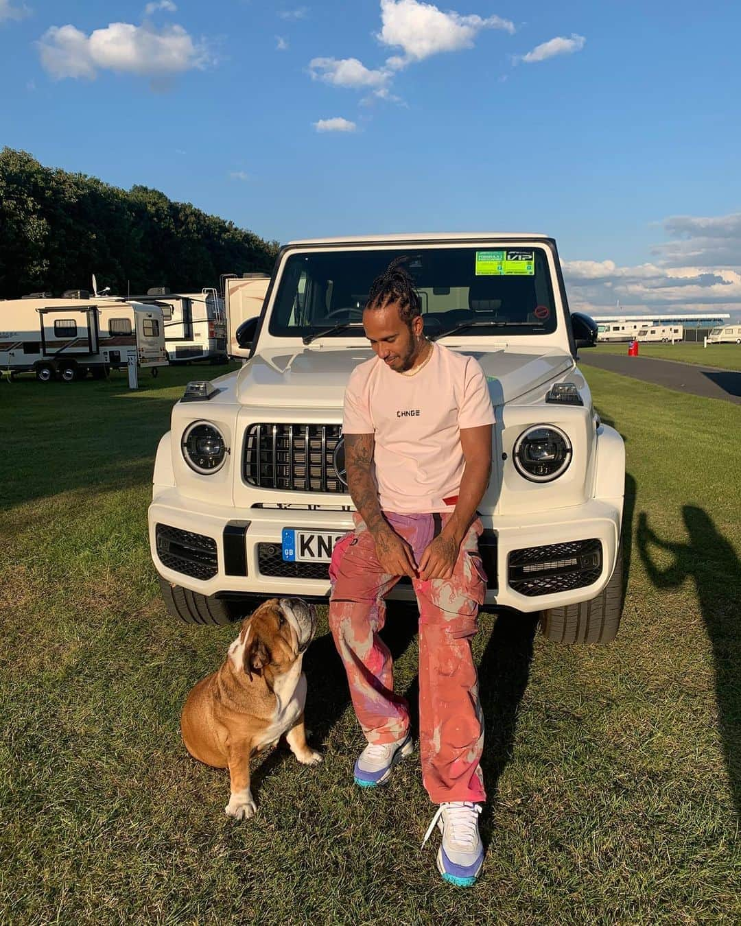 ルイス・ハミルトンさんのインスタグラム写真 - (ルイス・ハミルトンInstagram)「I’ve stayed at Silverstone the past few days with Roscoe. I love this place. The weather’s been amazing and I feel so grateful to be in the countryside and enjoying the English weather at home. Not the same without you all here tho, but still have to count my blessings to have Roscoe with me. I hope you are all having a great week and staying positive. I’m sending you high vibrations. Stay safe out there 🙏🏾」8月7日 2時16分 - lewishamilton