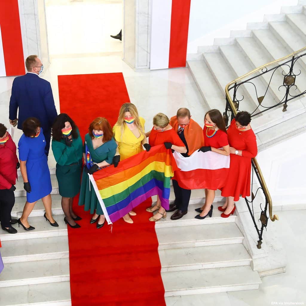 ABC Newsさんのインスタグラム写真 - (ABC NewsInstagram)「A group of Opposition MPs sport rainbow colors during the swearing-in ceremony before the National Assembly of the Republic of Poland in Warsaw.  President Andrzej Duda will start a second term after winning the presidential election held on July 12.」8月7日 2時08分 - abcnews