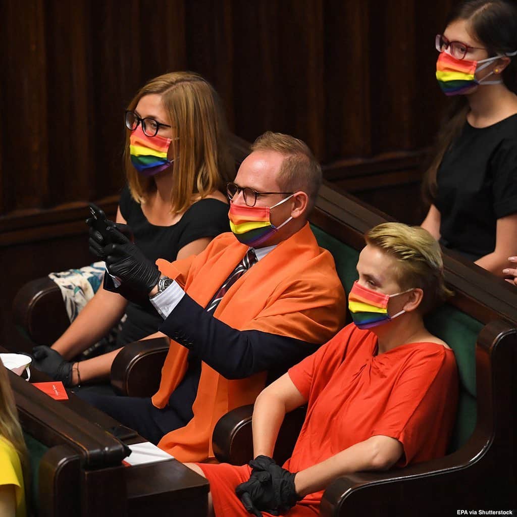 ABC Newsさんのインスタグラム写真 - (ABC NewsInstagram)「A group of Opposition MPs sport rainbow colors during the swearing-in ceremony before the National Assembly of the Republic of Poland in Warsaw.  President Andrzej Duda will start a second term after winning the presidential election held on July 12.」8月7日 2時08分 - abcnews