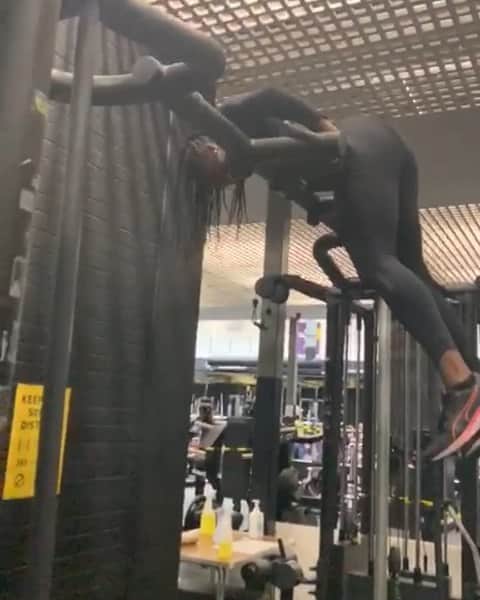 アシャ・フィリップのインスタグラム：「GOT STUCK ON MY MUSCLE UP😂😅😂⁣ ⁣ Not bad for my 2nd attempt everrr 🤷🏾‍♀️ ⁣ Still looking cute in my @gymshark 🦈 and @pumaperformance 👟 thooo⁣ ⁣ ⁣ ⁣ ⁣ ⁣ ⁣ ⁣ #MuscleUp #GymLife #Gymshark #PUMA #Fitness #Gymgirl #GymMotivation #GymsharkWomen #Workout」