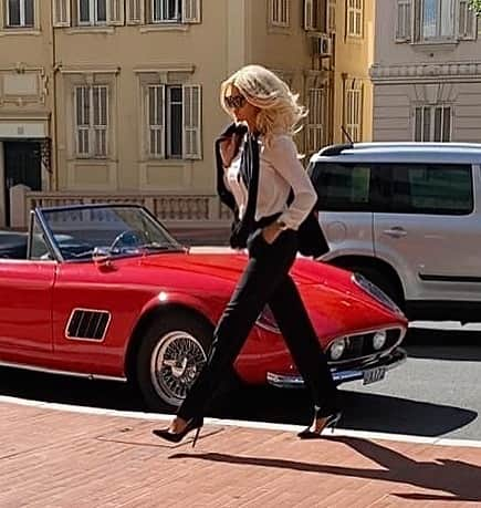 ヴィクトリア・シルヴステッドさんのインスタグラム写真 - (ヴィクトリア・シルヴステッドInstagram)「Classy Sassy and a bit smart Assy 💋 #mood #ferrari1962  #advertising」8月7日 2時23分 - victoriasilvstedt