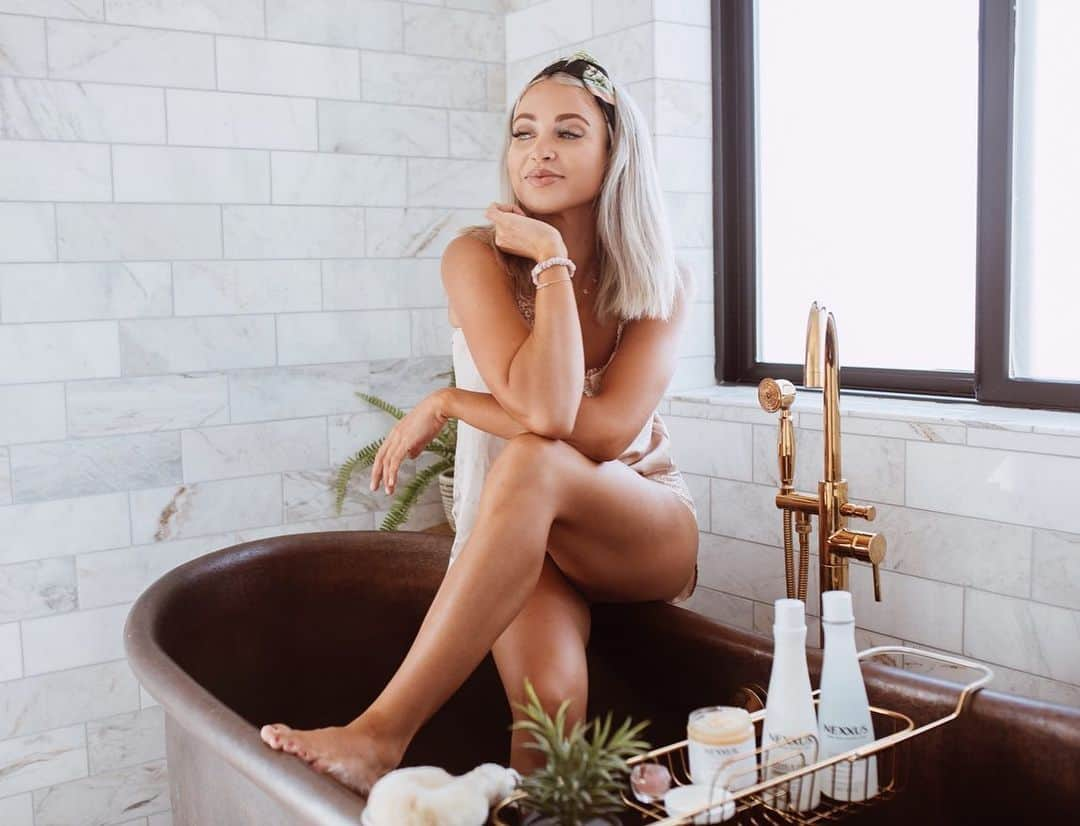 Cara Van Brocklinさんのインスタグラム写真 - (Cara Van BrocklinInstagram)「Have no fear, you can still have all the highlights of a fantastic spa day with @nexxushaircare and their products like the Clean & Pure Scrub! #nexxuspartner Specially designed to remove impurities and hair product residue, this scrub gives your scalp and hair a clean slate and a fresh start! It’s like the best part of the salon, but from home!」8月7日 2時28分 - caraloren