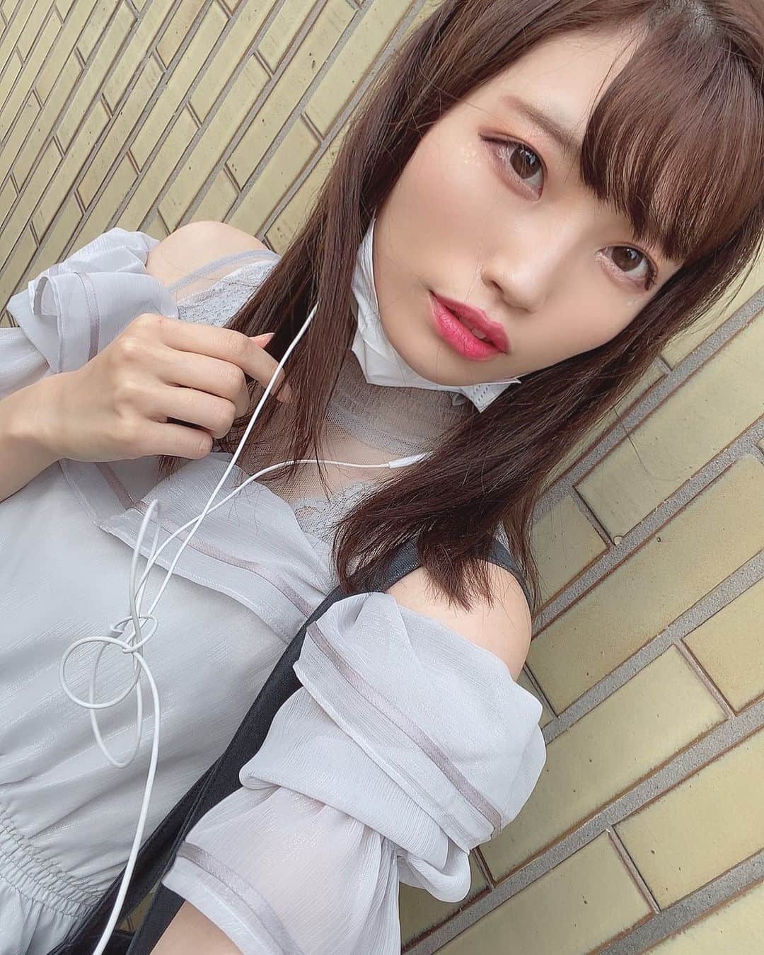 石原美沙紀のインスタグラム：「自然光での自撮りが一番すき☺️  #自撮り　#アイドル　#写真好きな人と繋がりたい #モデル　#女優　#自然光　#フォローしてね　#selfie #forflowerlovers #likeforlikes #メイク　#メイク好きな人と繋がりたい #撮影会モデル　#followforfollowback #イヤホン絡まりすぎ」