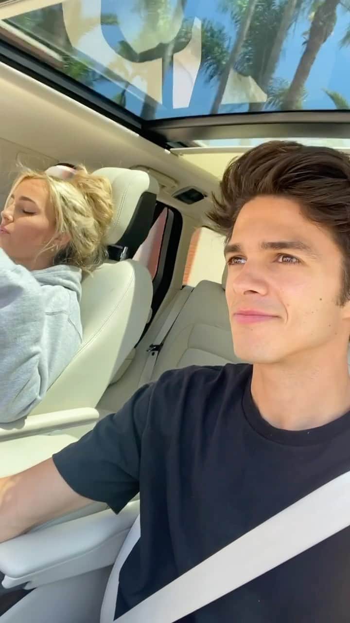 Brent Riveraのインスタグラム：「Help me get her to sing more 😍😂 @lexihensler」