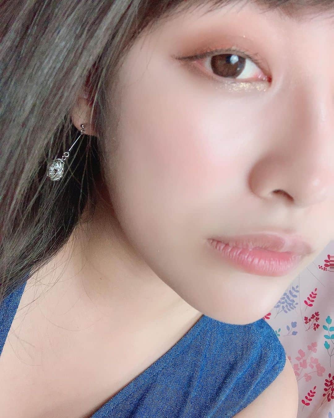 春原未来さんのインスタグラム写真 - (春原未来Instagram)「今日は #ノーブラ で過ごしてました😝 #快適 ✨ 男性は胸元が大きく開いてる服,背中が大きく開いてる服,脚が見える服…etc.どんな服が好きなんだろうか？🤔 . I used to spend no bra today 😝 #Comfortable ✨ Men should have clothes with wide chest open, clothes with wide back open, clothes with legs visible... What kind of clothes do they like? 🤔 . #ライブチャット #ありがとうございました #仕事終わりに #nobraday #デニムワンピ #denimonepiece #グレースコンチネンタル #gracecontinental #nolipstick #kisskiss #bigsmile #フレッド #fred #force10 #花の日 #bidol」8月7日 2時47分 - sunohara_miki