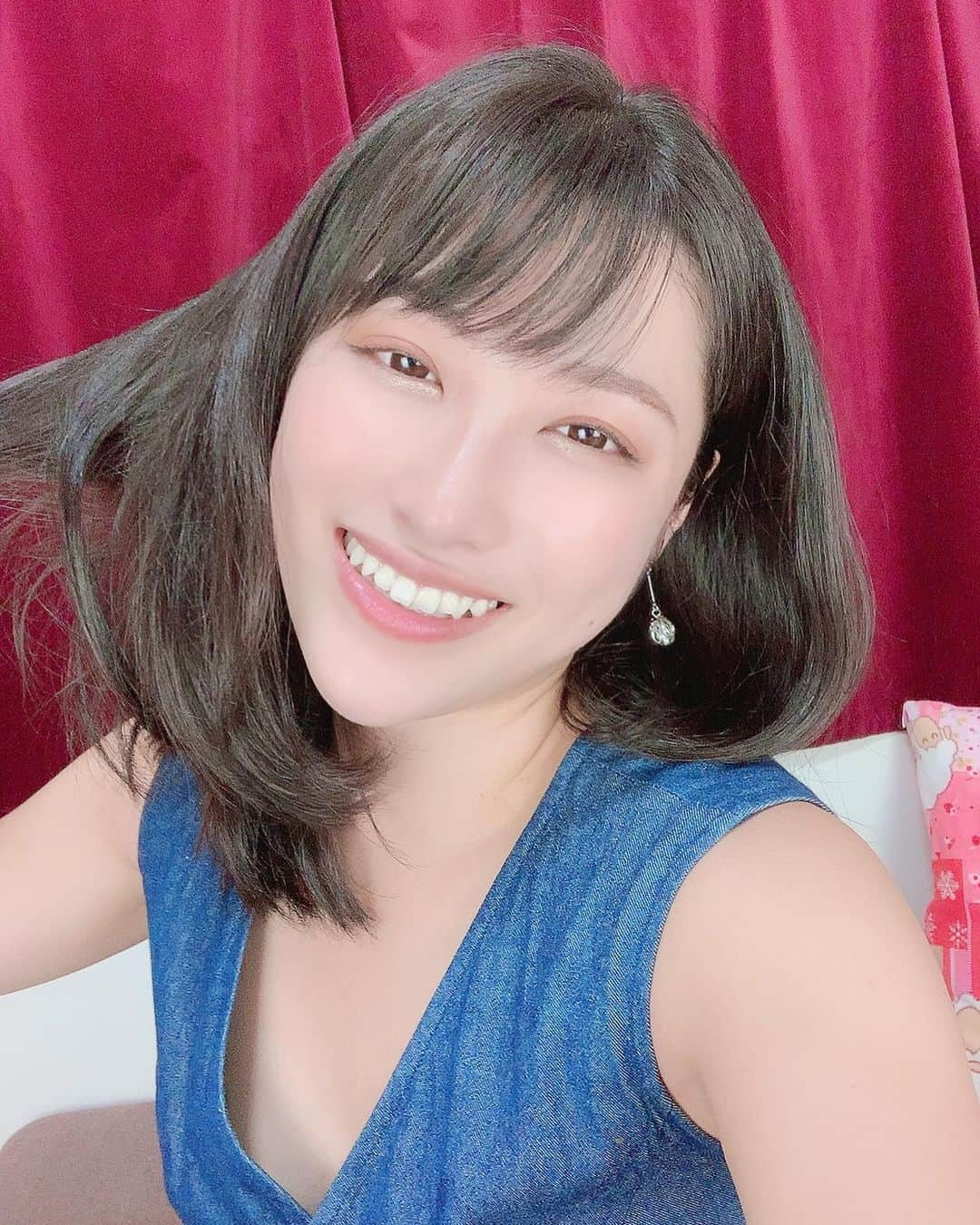 春原未来さんのインスタグラム写真 - (春原未来Instagram)「今日は #ノーブラ で過ごしてました😝 #快適 ✨ 男性は胸元が大きく開いてる服,背中が大きく開いてる服,脚が見える服…etc.どんな服が好きなんだろうか？🤔 . I used to spend no bra today 😝 #Comfortable ✨ Men should have clothes with wide chest open, clothes with wide back open, clothes with legs visible... What kind of clothes do they like? 🤔 . #ライブチャット #ありがとうございました #仕事終わりに #nobraday #デニムワンピ #denimonepiece #グレースコンチネンタル #gracecontinental #nolipstick #kisskiss #bigsmile #フレッド #fred #force10 #花の日 #bidol」8月7日 2時47分 - sunohara_miki