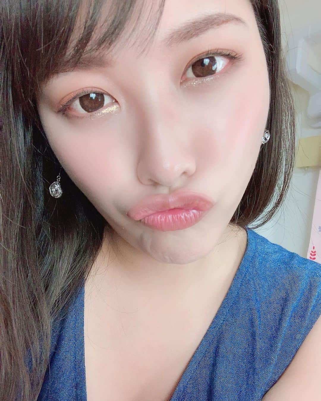 春原未来さんのインスタグラム写真 - (春原未来Instagram)「今日は #ノーブラ で過ごしてました😝 #快適 ✨ 男性は胸元が大きく開いてる服,背中が大きく開いてる服,脚が見える服…etc.どんな服が好きなんだろうか？🤔 . I used to spend no bra today 😝 #Comfortable ✨ Men should have clothes with wide chest open, clothes with wide back open, clothes with legs visible... What kind of clothes do they like? 🤔 . #ライブチャット #ありがとうございました #仕事終わりに #nobraday #デニムワンピ #denimonepiece #グレースコンチネンタル #gracecontinental #nolipstick #kisskiss #bigsmile #フレッド #fred #force10 #花の日 #bidol」8月7日 2時47分 - sunohara_miki