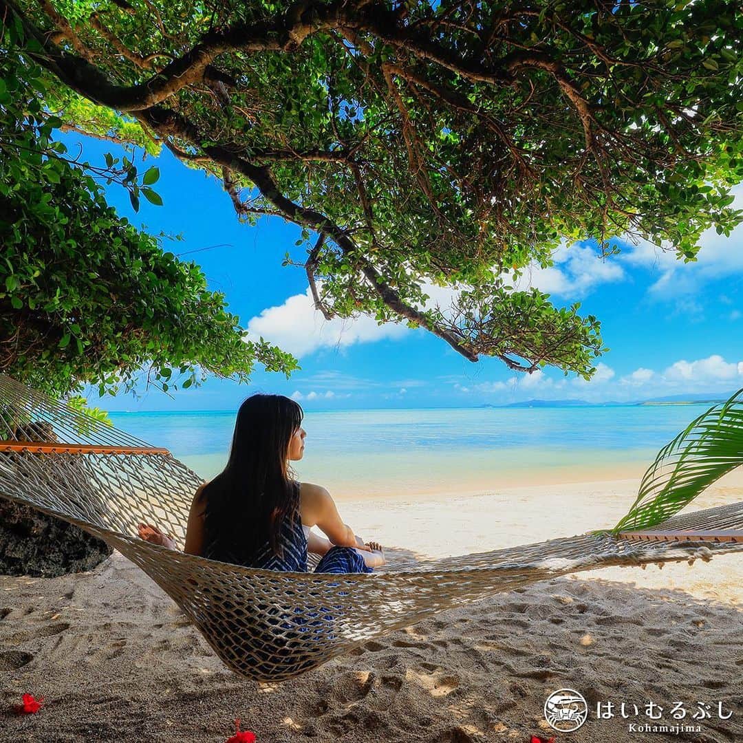 HAIMURUBUSHI はいむるぶしさんのインスタグラム写真 - (HAIMURUBUSHI はいむるぶしInstagram)「小浜島・はいむるぶしから癒しの風景をお届けします。 砂浜の木陰にハンモックを設置し、煌く海を眺めながら過ごす島時間… 清々しい海風と心地よい波音に癒されます。 #沖縄 #八重山諸島 #小浜島 #海辺 #砂浜 #木陰 #海 #風 #ハンモック #リゾート #ホテル #はいむるぶし」8月7日 2時48分 - haimurubushi_resorts
