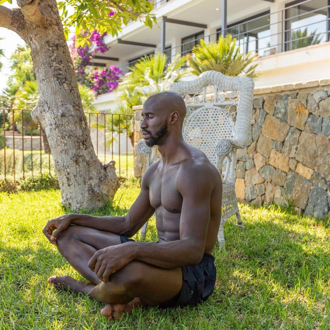 エリアカン・マンガラのインスタグラム：「No caption needed. Date with myself 🙌🏿 #SelfEducation #Instropection」