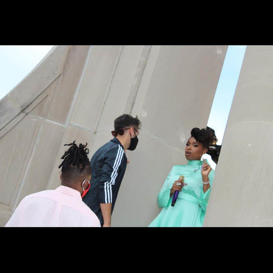 ジェニファー・ハドソンさんのインスタグラム写真 - (ジェニファー・ハドソンInstagram)「Team work makes the dream work ! @kindastylized @badazznailzz @waymanandmicah @kimoramulan here at jhud productions we give credit where it is due ! Great job guys !!」8月7日 2時55分 - iamjhud
