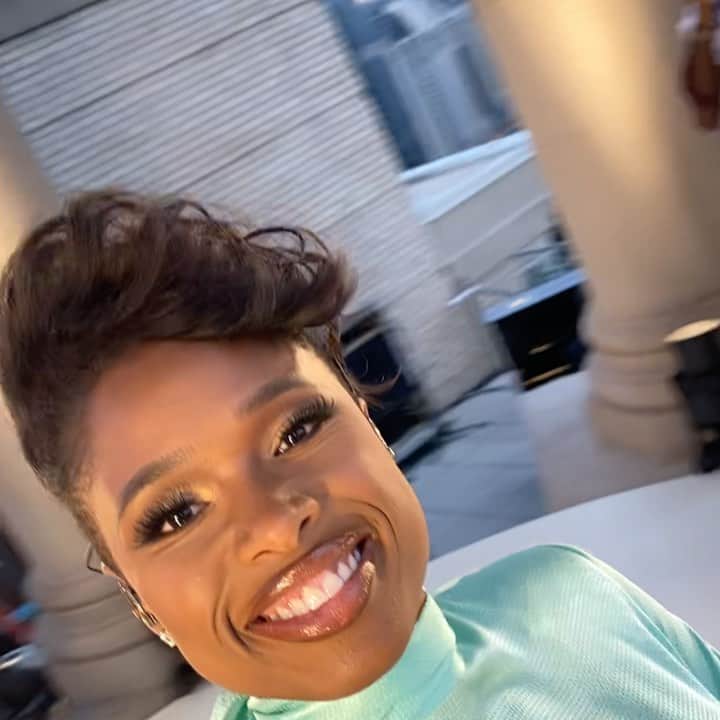 ジェニファー・ハドソンのインスタグラム：「Team work makes the dream work ! @kindastylized @badazznailzz @waymanandmicah @kimoramulan here at jhud productions we give credit where it is due ! Great job guys !!」