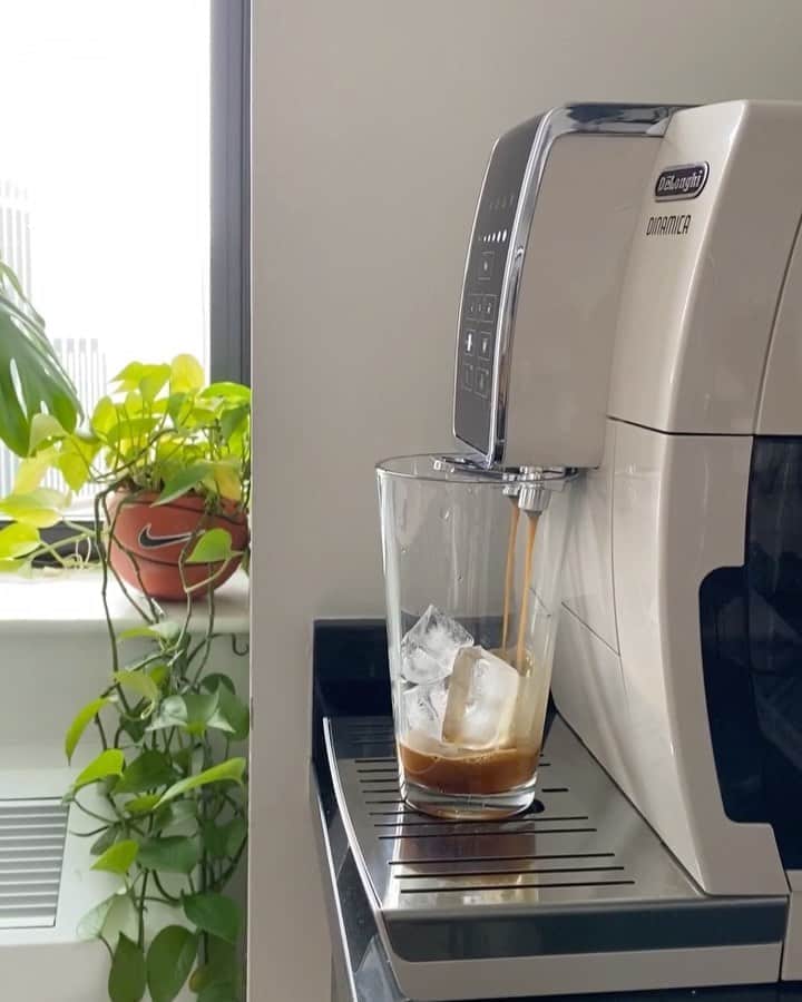 のインスタグラム：「Mornings just got that much better thanks to @delonghi.na ✨ Freshly ground and brewed iced coffee keeps me ready for all the work from home burpees. Let’s get itttttt ⚡️ #partner」