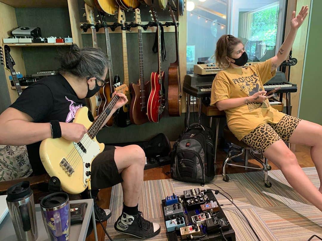 ベスト・コーストのインスタグラム：「we have a surprise for you tomorrow morning. it’ll be on @bandcamp. it’s for a good cause. we wore masks when we made it. masks are easy to wear. thank you. ⁣ ⁣ bestcoast.bandcamp.com」