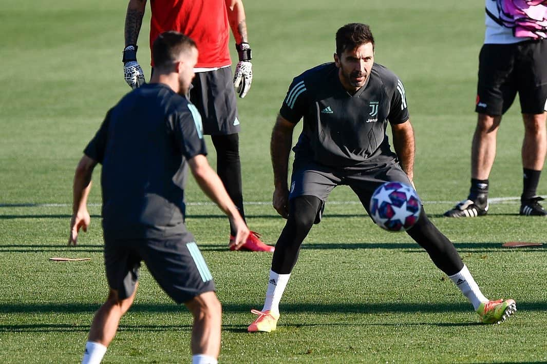 ジャンルイジ・ブッフォンさんのインスタグラム写真 - (ジャンルイジ・ブッフォンInstagram)「😃💪⚪️⚫️ #UCL」8月7日 3時01分 - gianluigibuffon