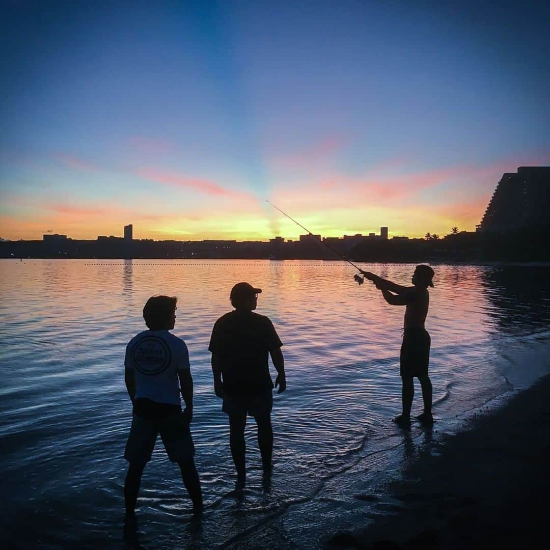 National Geographic Travelさんのインスタグラム写真 - (National Geographic TravelInstagram)「Photo by @junmichaelpark  As dawn breaks, young Chamorro men fish at Ypao Beach Park in Guam. The Chamorro are the indigenous people of the Mariana Islands in the Pacific Ocean. View more photos and stories from around the world @junmichaelpark.」8月7日 3時04分 - natgeotravel